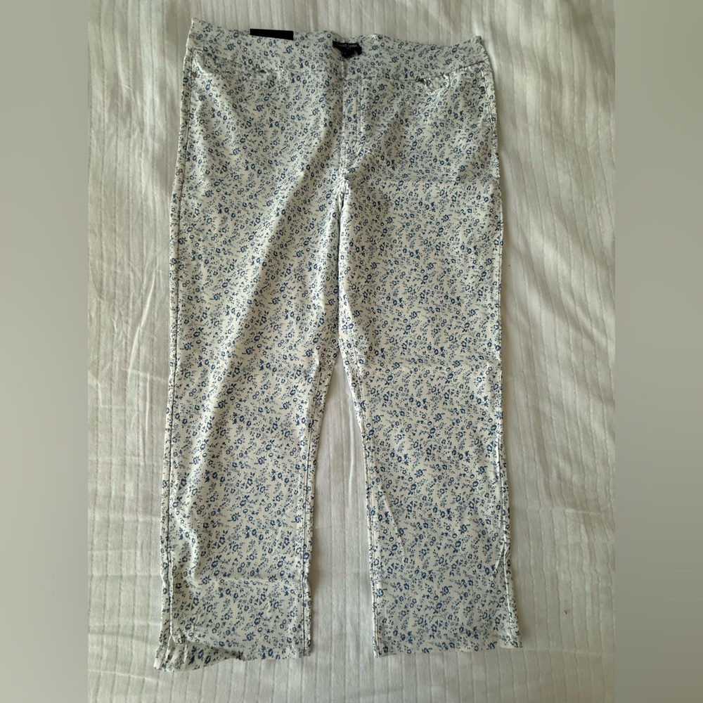 Mario Serrani White Cropped Pants with Blue Floral Print